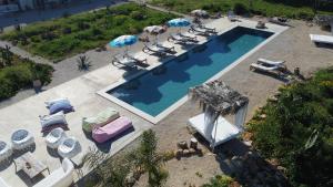 an overhead view of a swimming pool with lounge chairs and umbrellas at CasapiuHolidaySicilia-Adults Only in Noto