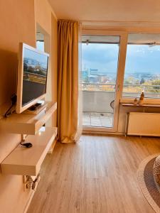Televisyen dan/atau pusat hiburan di Penthouse studio apartment with terrace near Audi