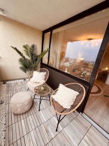 Ruang duduk di Penthouse studio apartment with terrace near Audi