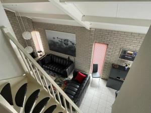 eine Draufsicht auf ein Wohnzimmer mit einer Couch in der Unterkunft Strandparel 381 in Breskens