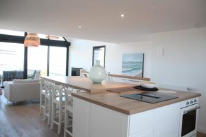 kuchnia z wyspą kuchenną z blatem w obiekcie Ty Dag - Petite Terre vue mer, spa, plage à 300m w mieście Roscoff