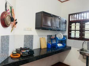Kuchyň nebo kuchyňský kout v ubytování Wasana Ocean View Villa Mirissa