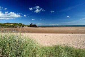 piaszczystą plażę z widokiem na ocean w obiekcie Broadway Farm Holiday Barn with hot tub w mieście Swansea