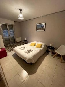 una camera da letto con un letto grande con cuscini gialli di Sète, grande villa familiale avec Jacuzzi a Sète