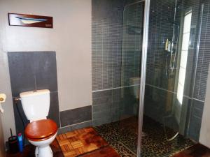 ein Badezimmer mit Toilette und Glasdusche in der Unterkunft Sète - Villa près de l'étang de Thau in Saint-Joseph + 6 Fotos