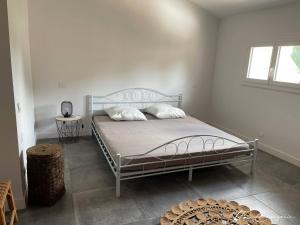 a bedroom with a bed with two pillows on it at Villa Familiale avec Piscine proche de Sète et de Montpellier in Poussan +11 photos