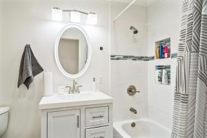 Vannituba majutusasutuses Spacious Mountain View Duplex in Prime Location Duplex