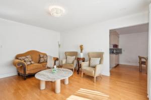 Istumisnurk majutusasutuses Spacious Mountain View Duplex in Prime Location Duplex