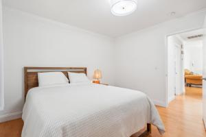 Voodi või voodid majutusasutuse Spacious Mountain View Duplex in Prime Location Duplex toas