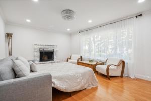 Istumisnurk majutusasutuses Spacious Mountain View Duplex in Prime Location Duplex