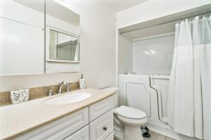 Vannituba majutusasutuses Spacious Mountain View Duplex in Prime Location Duplex