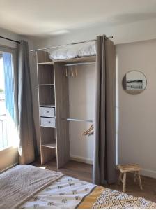 une chambre avec un lit superposé dans une pièce dans l'établissement Petit nid coquet à la Pointe Courte, à Sète