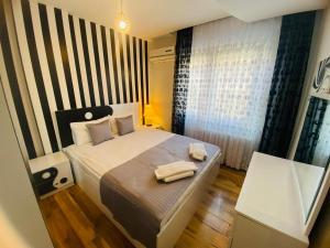 ein Schlafzimmer mit einem Bett mit zwei Handtüchern darauf in der Unterkunft Royal Loft Suit in Antalya + 66 Fotos