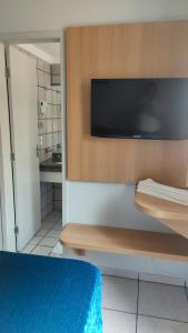 TV a/nebo společenská místnost v ubytování diRoma Fiori - Hotéis com roupa de cama --- DESTINOS COMBINADOS TURISMO