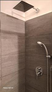 una doccia con soffione in un bagno di CROCIFERIHOLIDAYhome a Catania
