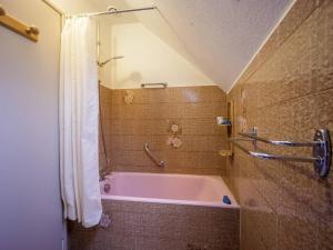 O baie la Maison Familiale 10 Pers, Proche Loudenvielle - Idéale Ski et Randonnée - FR-1-695-25 +7 fotografii