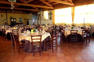 a large banquet hall with tables and chairs at Il Giardino Del Sole in Agnone Bagni