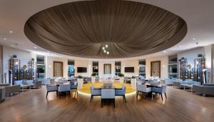 Grand Millennium Al Wahda Hotel and Executive Apartments Abu Dhabi的休息区