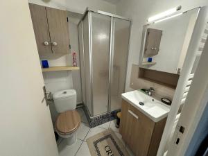 Ένα μπάνιο στο Charmant Studio Varaville-Proche Cabourg & Plage