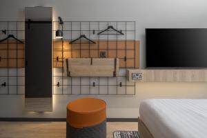 Postel nebo postele na pokoji v ubytování Moxy Cork