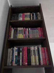 uno scaffale pieno di libri di Gîte familial dans le vignoble champenois a Cuchery
