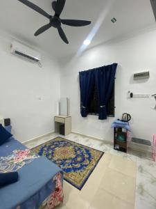 TV a/nebo společenská místnost v ubytování KZ Roomstay
