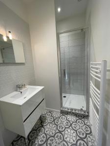 Ένα μπάνιο στο Superb flat with air conditioning and beautiful Bordeaux stone for 2p