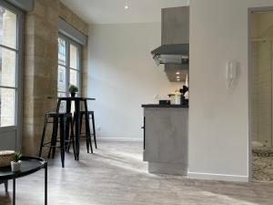 Η κουζίνα ή μικρή κουζίνα στο Superb flat with air conditioning and beautiful Bordeaux stone for 2p