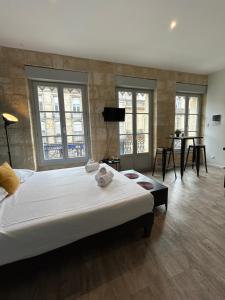 Ένα ή περισσότερα κρεβάτια σε δωμάτιο στο Superb flat with air conditioning and beautiful Bordeaux stone for 2p +9 φωτογραφίες