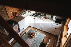 ストロニエ・シロンスキエにあるChatka mojego dziadkaの小さなキッチン(テーブル、テーブル付)のオーバーヘッドビュー +18枚の写真