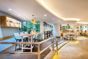 Grand Millennium Al Wahda Hotel and Executive Apartments Abu Dhabi餐厅或其他用餐的地方