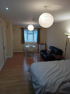 Katil atau katil-katil dalam bilik di Large Ensuite near Science Park Cambridge
