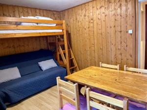 Ruang duduk di Studio Confort au Cœur des Alpes, Proche Pistes et Commerces - FR-1-516-39