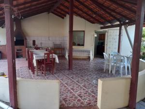 a kitchen and dining room with a table and chairs at CASA DE PRAIA CAJUEIRO ALTER in Alter do Chao
