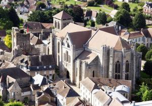 an old church in a small town with houses at Le nid in Saint-Yrieix-la-Perche