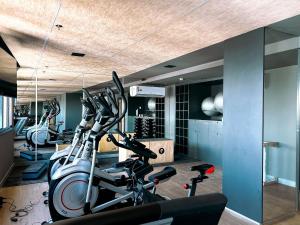 a gym with several exercise bikes in a room at Estúdio sofisticado no centro do Rio com vaga de garagem in Rio de Janeiro