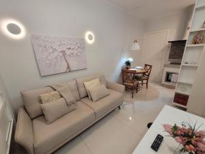 a living room with a couch and a table at Toscana Asa norte · Kit aconchegante na Asa norte in Brasilia