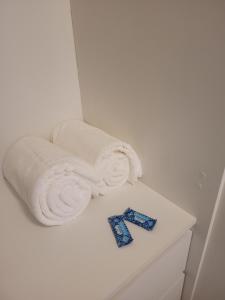 a pile of towels on top of a white cabinet at Toscana Asa norte · Kit aconchegante na Asa norte in Brasilia +40 photos
