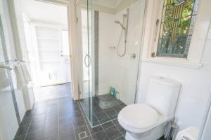 Ένα μπάνιο στο Silver Mist - Art Deco, Central Heating and Fireplace +18 φωτογραφίες