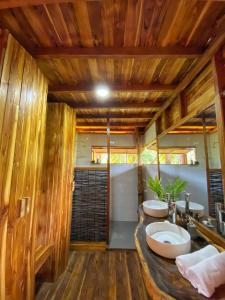 bagno con 2 lavandini e vasca di Entre Palmas Cabañas a Moñitos