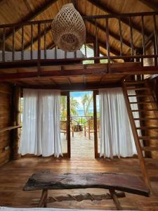 Camera con letto a castello in una cabina di Entre Palmas Cabañas a Moñitos