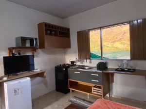 a small kitchen with a sink and a window at FLAT 228 - Hotel Pedra do Rodeadouro-Bonito-PE in Bonito