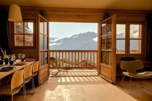 comedor con vistas a la montaña en Appartement Luxe 5 étoiles Parnasse, en Villard-Reculas