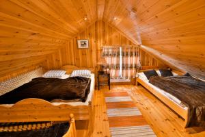 two beds in a room in a log cabin at Grand Log Cabin with Fireplace and 12-14 Beds in Beitostøl