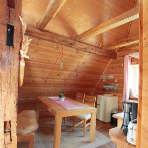 a dining room with a table in a log cabin at gemütliches Apartment mit Galerie im Ferienhof in Litzendorf