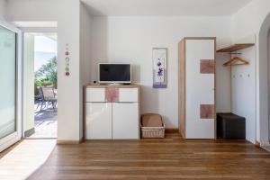テルメーノにあるApartment Viertelgraunのリビングルーム(テレビ付)、