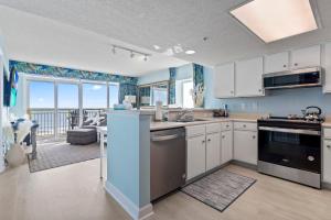 une cuisine avec des armoires blanches et une vue sur l'océan dans l'établissement Beautifully Renovated Oceanfront 2 BR Condo with Oversized Balcony! Bay Watch 509, à Myrtle Beach