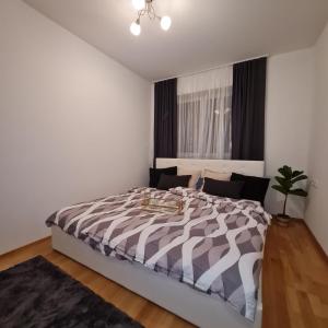 Postel nebo postele na pokoji v ubytování Sarahs Village Apartments