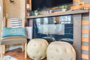 Istumisnurk majutusasutuses Tiny Home in Flat Rock Easy Access to I-26!
