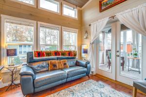 Istumisnurk majutusasutuses Tiny Home in Flat Rock Easy Access to I-26!
